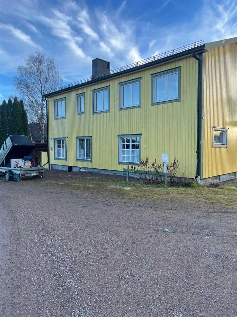 Gul trefasade før fasadevask