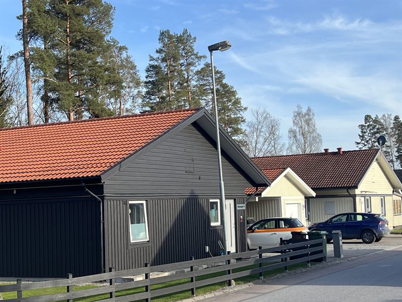 Enebolig med rødt tak i boliggate
