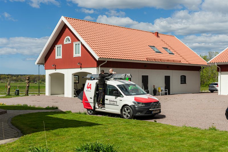 LA-teamet på oppdrag ved rødt sørlandshus
