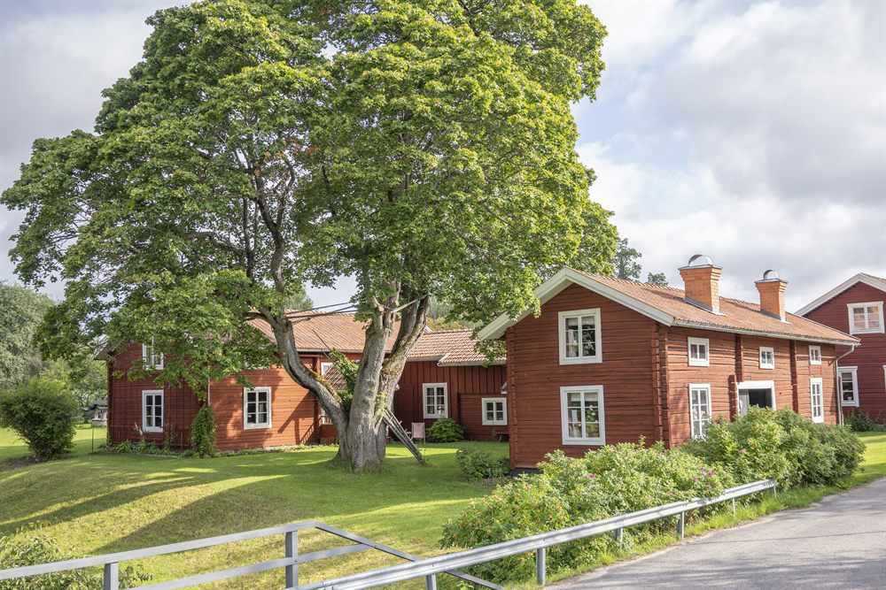 Røde nordiske trehus med ren fasade